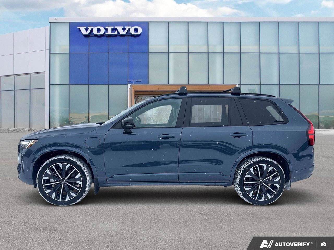 2026 Volvo XC90 Plug-In Hybrid Plus Dark Theme-2