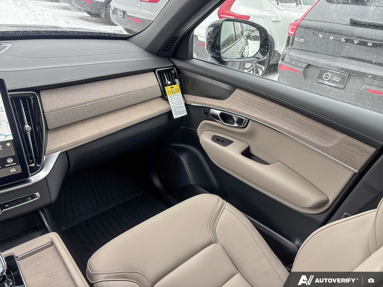 2026 Volvo XC90 Plug-In Hybrid Plus Dark Theme-25