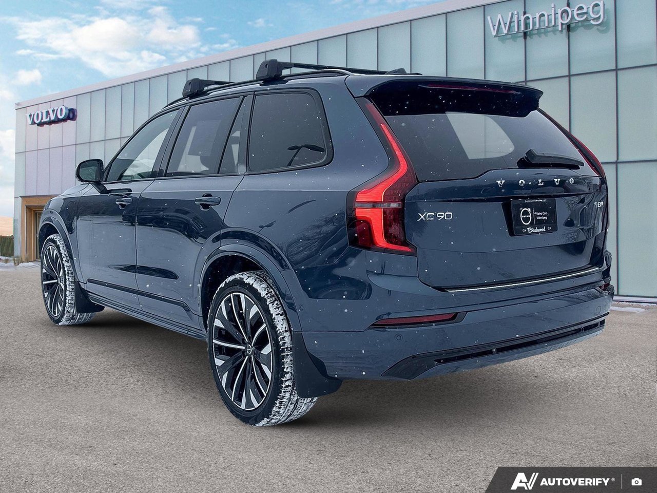 2026 Volvo XC90 Plug-In Hybrid Plus Dark Theme-3