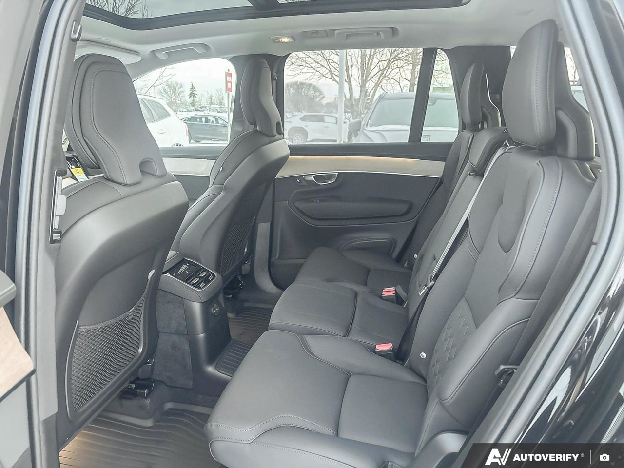 2026 Volvo XC90 Plug-In Hybrid Plus Dark Theme-22