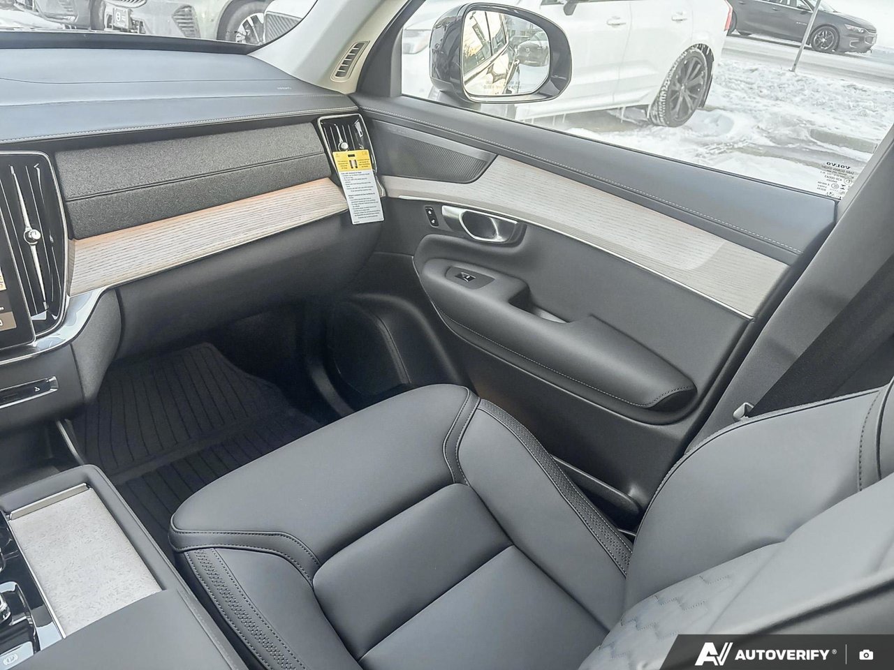 2026 Volvo XC90 Plug-In Hybrid Plus Dark Theme-24