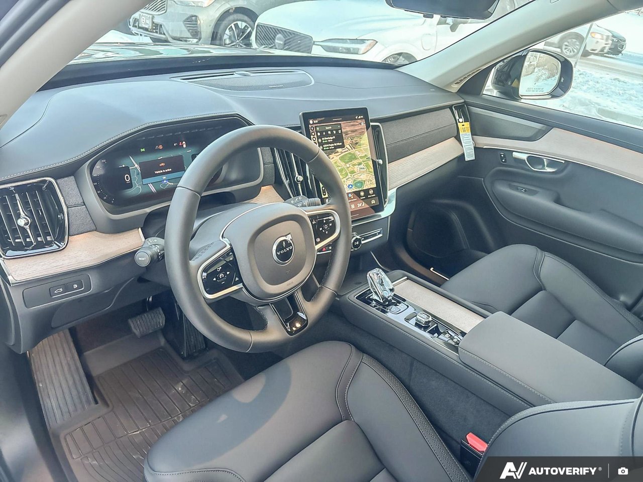 2026 Volvo XC90 Plug-In Hybrid Plus Dark Theme-12