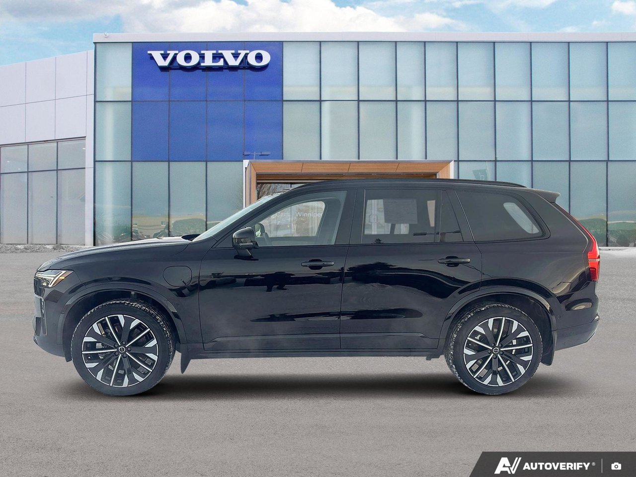 2026 Volvo XC90 Plug-In Hybrid Plus Dark Theme-1