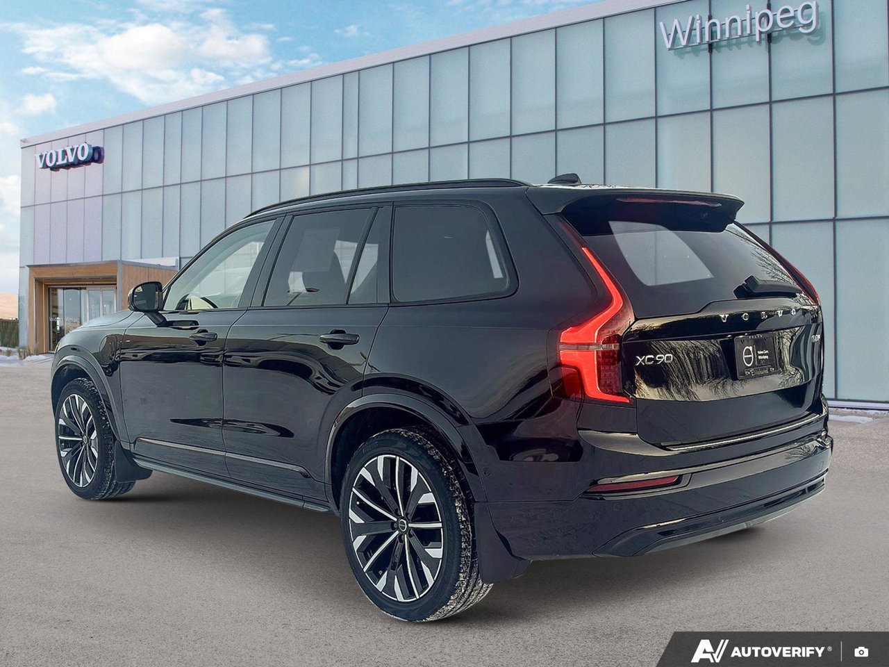 2026 Volvo XC90 Plug-In Hybrid Plus Dark Theme-2