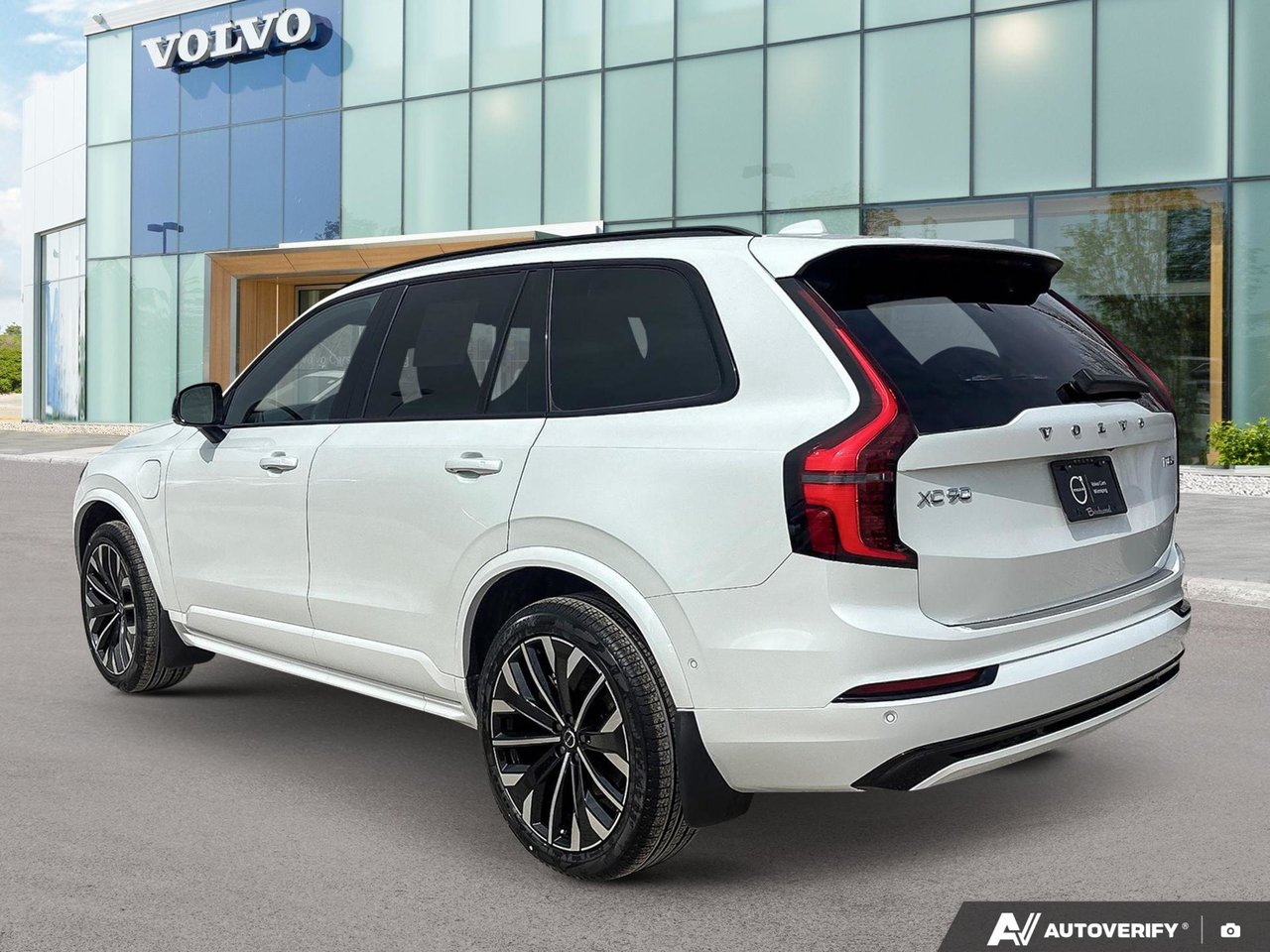 2026 Volvo XC90 Plug-In Hybrid Plus Dark Theme-3