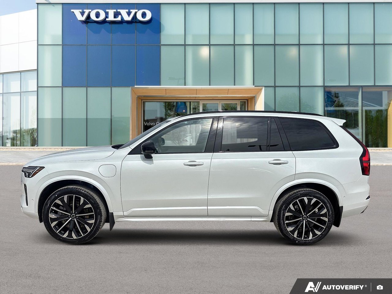 2026 Volvo XC90 Plug-In Hybrid Plus Dark Theme-2