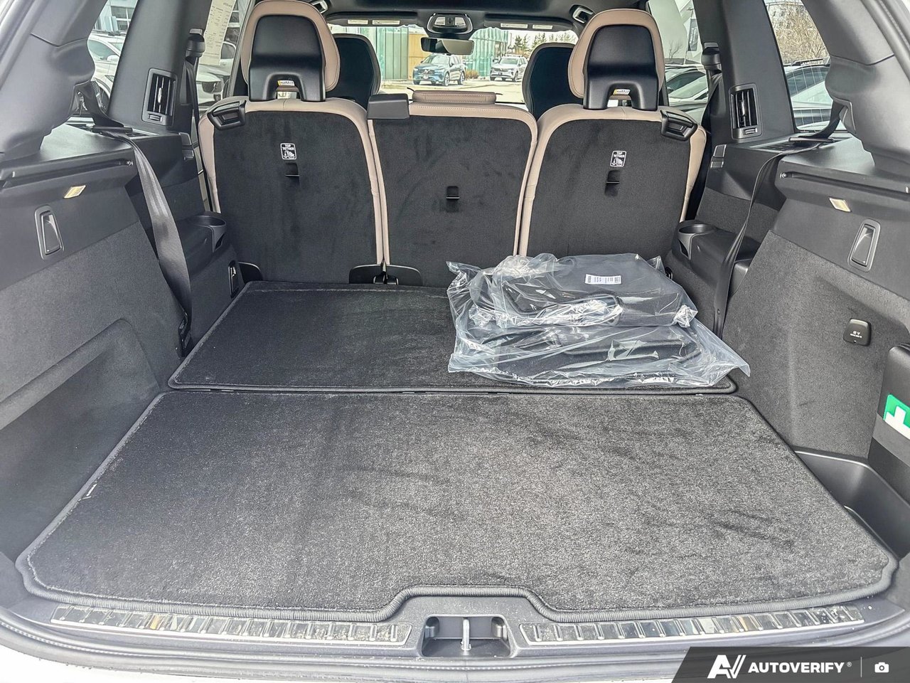 2026 Volvo XC90 Plug-In Hybrid Plus Dark Theme-8