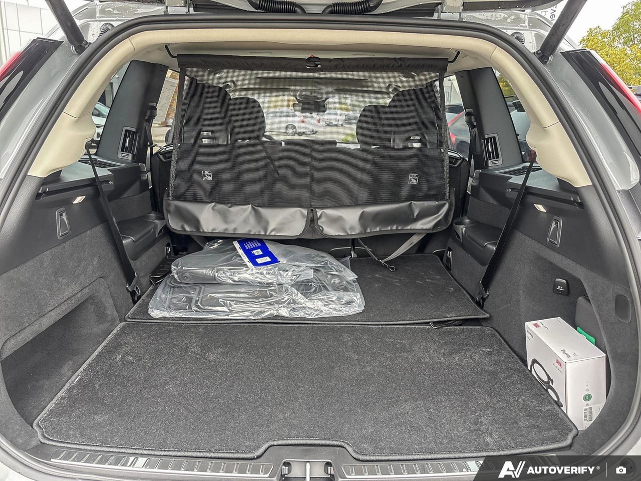 2026 Volvo XC90 Plus Dark Theme-8