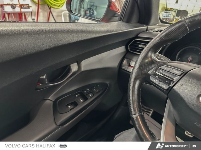 2019 Hyundai Veloster Turbo-16