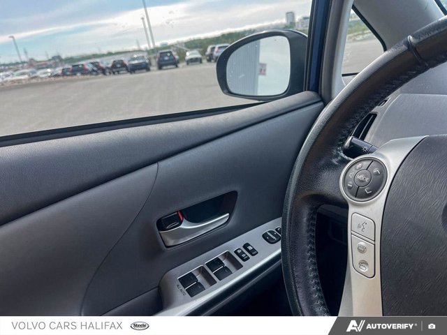 Toyota Prius v BASE 2012-13
