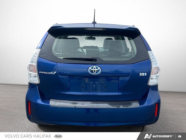Toyota Prius v BASE 2012-3