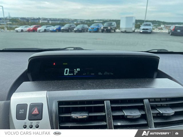 Toyota Prius v BASE 2012-11