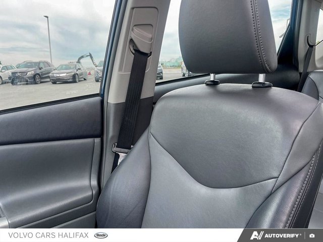 Toyota Prius v BASE 2012-17