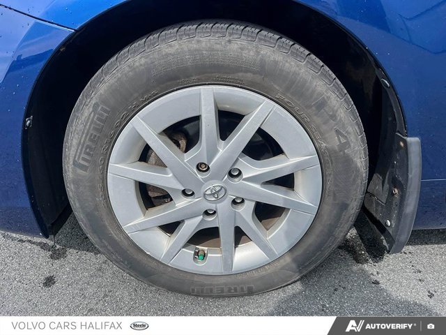 Toyota Prius v BASE 2012-4