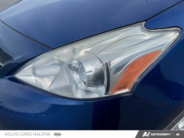 Toyota Prius v BASE 2012-6