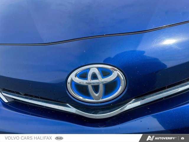 Toyota Prius v BASE 2012-7