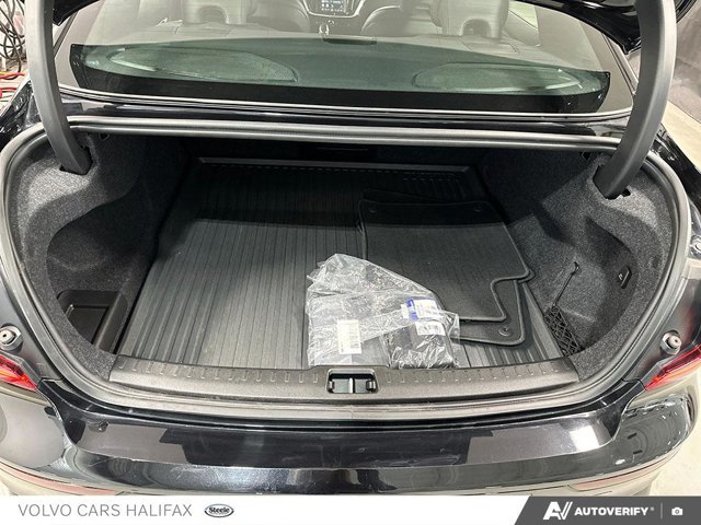 2025 Volvo S60 Plug-In Hybrid Ultra Black Edition-11