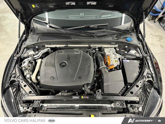 2025 Volvo S60 Plug-In Hybrid Ultra Black Edition-9