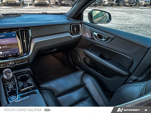 Volvo S60 Plug-In Hybrid Ultra Black Edition 2025-24