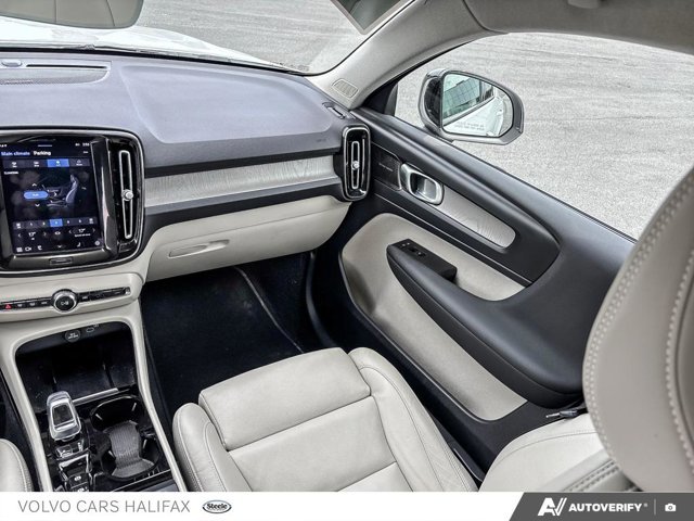 2023 Volvo XC40 Ultimate Dark Theme-24