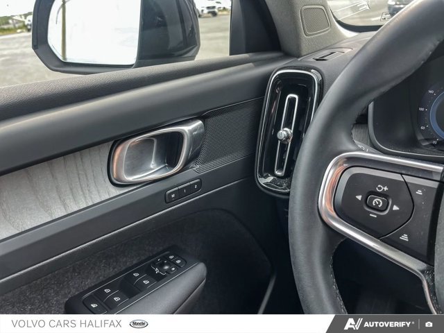Volvo XC40 Plus Dark Theme 2024-15