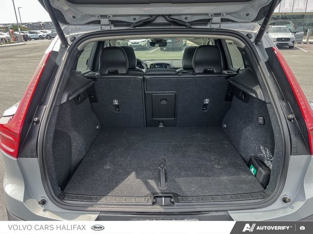 Volvo XC40 Plus Dark Theme 2024-10