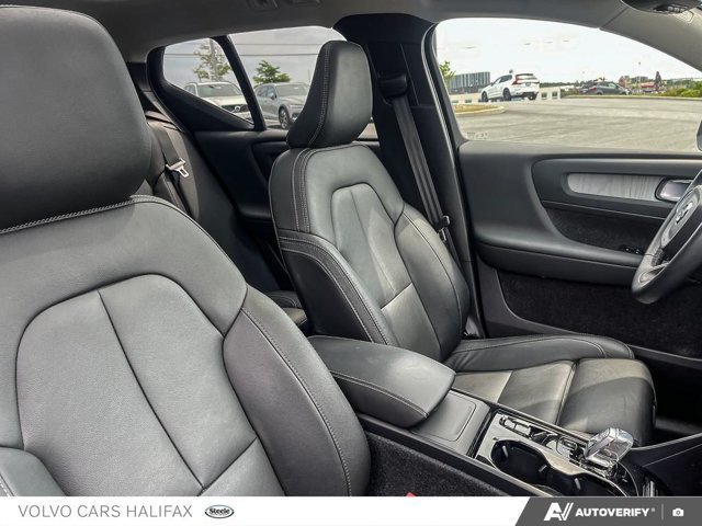 Volvo XC40 Plus Dark Theme 2024-20
