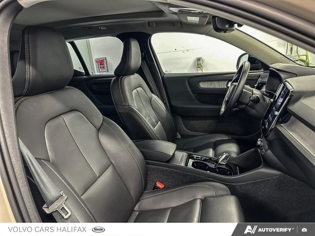 2025 Volvo XC40 Plus Dark Theme-21