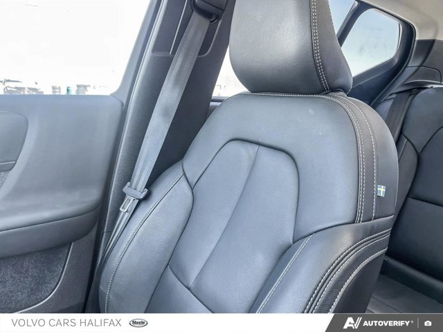 Volvo XC40 Plus Dark Theme 2025-18