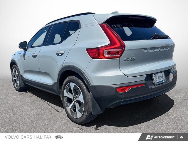 Volvo XC40 Plus Dark Theme 2025-3
