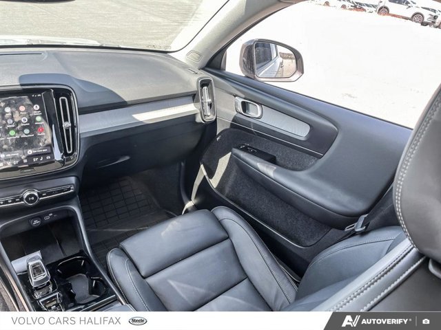 Volvo XC40 Plus Dark Theme 2025-23
