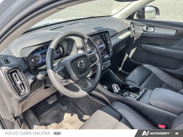 Volvo XC40 Plus Dark Theme 2025-11