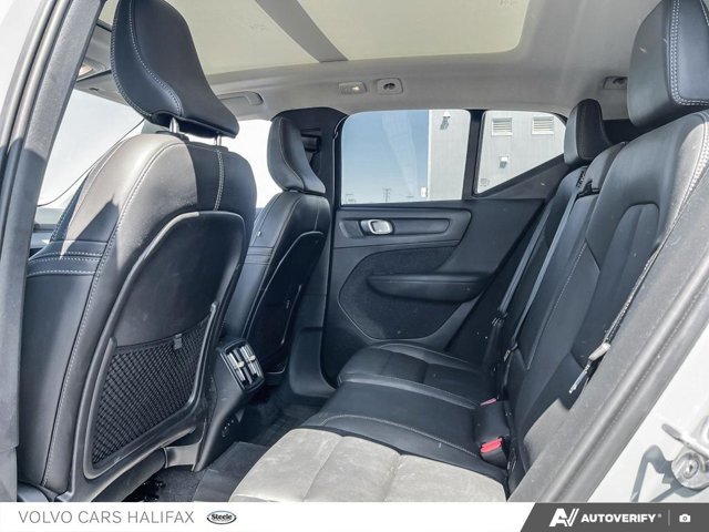 Volvo XC40 Plus Dark Theme 2025-21