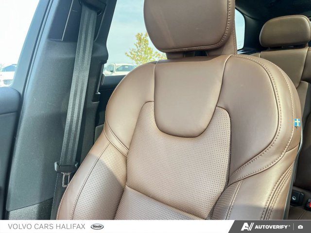 2025 Volvo XC60 Plug-In Hybrid Ultra Dark Theme-17