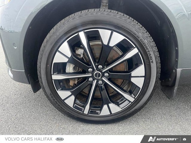 2026 Volvo XC60 Plug-In Hybrid Plus Dark Theme-5