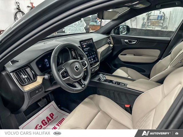 Volvo XC60 Plug-In Hybrid Plus Dark Theme 2026-12