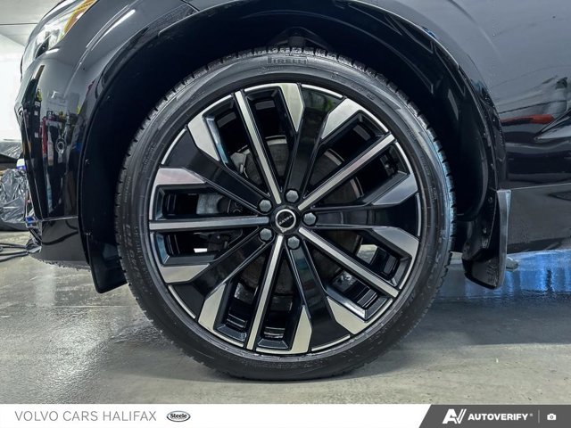 2026 Volvo XC60 Plug-In Hybrid Ultra Dark Theme-5