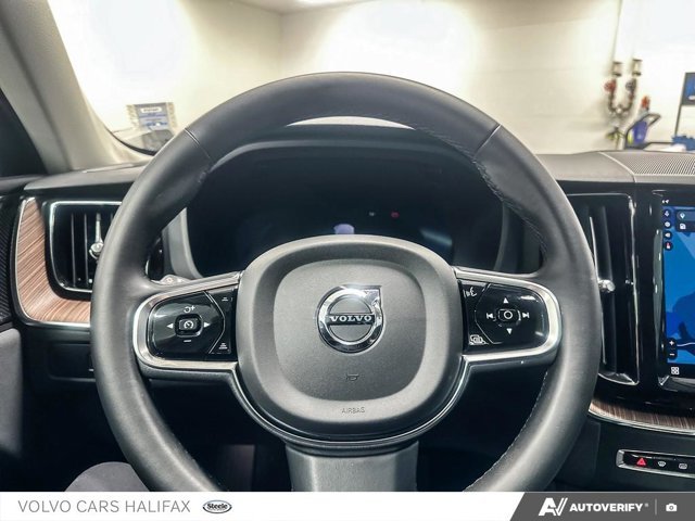 Volvo XC60 Plus Bright Theme 2023-13