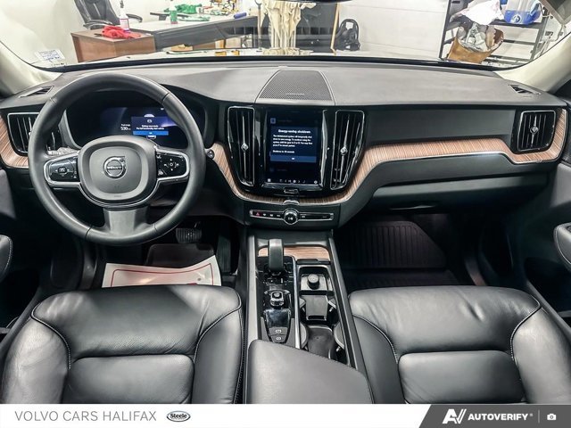 Volvo XC60 Plus Bright Theme 2023-23