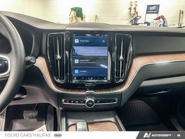 Volvo XC60 Plus Bright Theme 2023-18