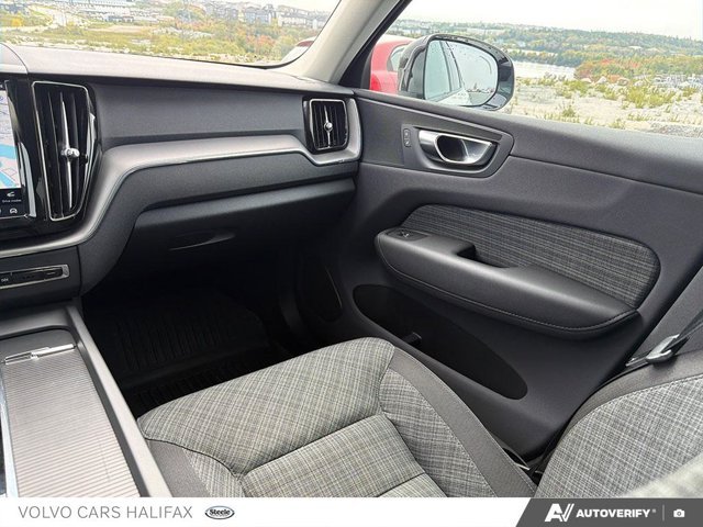 Volvo XC60 Core Dark Theme 2024-24