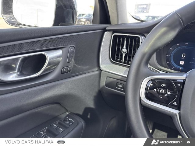 Volvo XC60 Plus Dark Theme 2025-13