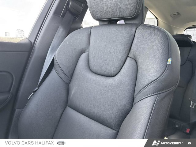 Volvo XC60 Plus Dark Theme 2025-21