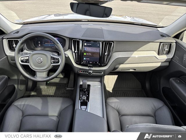 Volvo XC60 Plus Dark Theme 2025-24