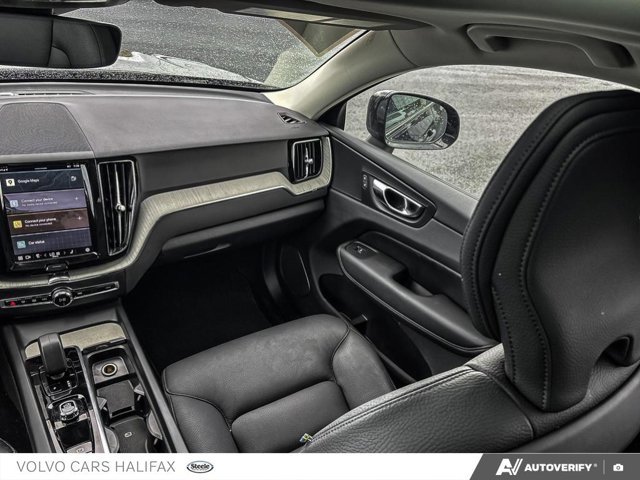 Volvo XC60 Plus Dark Theme 2025-24