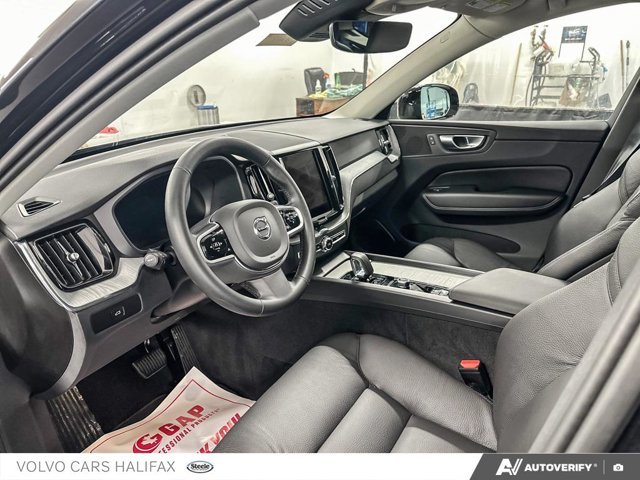 Volvo XC60 Plus Dark Theme 2025-12