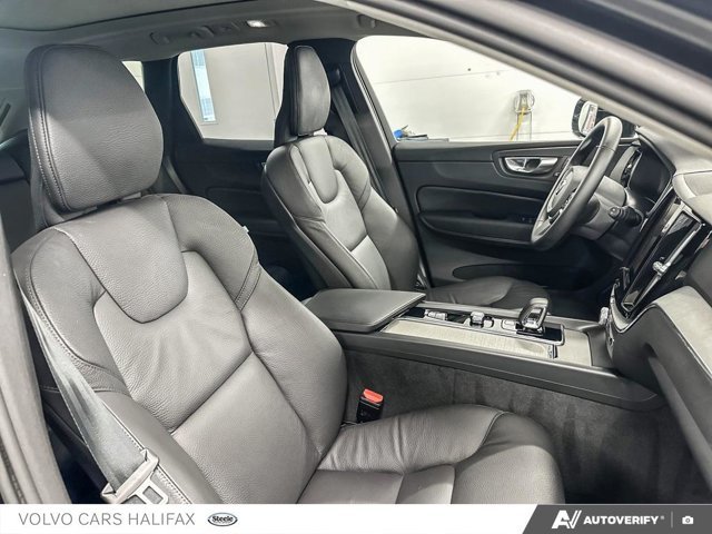 Volvo XC60 Plus Dark Theme 2025-21