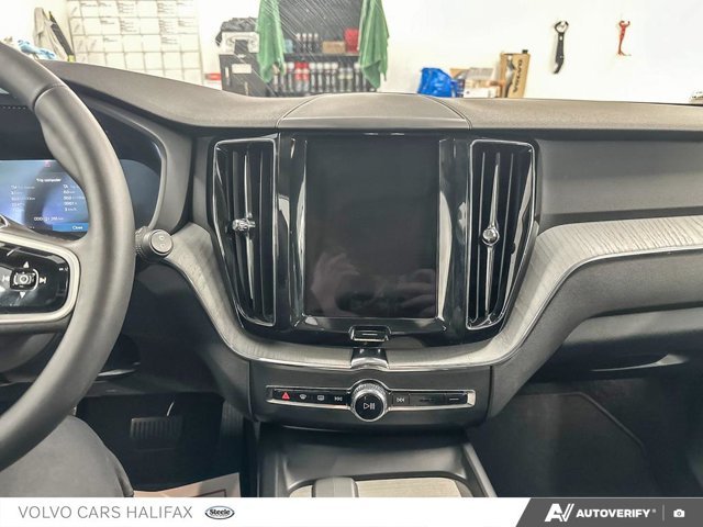 Volvo XC60 Plus Dark Theme 2025-18
