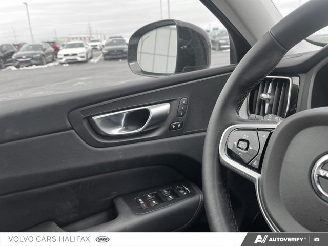 2025 Volvo XC60 Plus Dark Theme-12