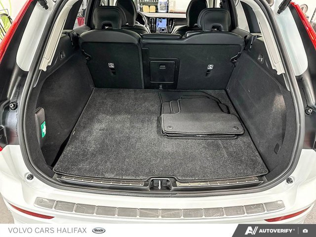 2025 Volvo XC60 Plus Dark Theme-10